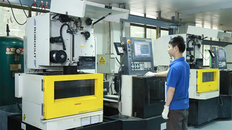 电子接插件冲压模具：关键注意事项与工艺解析