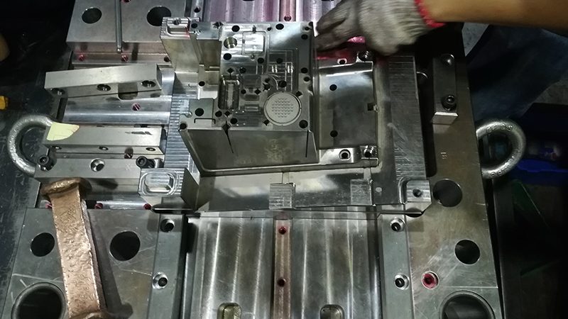 注塑模具材质选择：关键因素与误区解析**