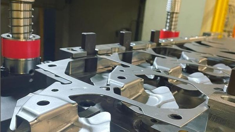 家电注塑模具定制与标准模具：差异解析与应用场景